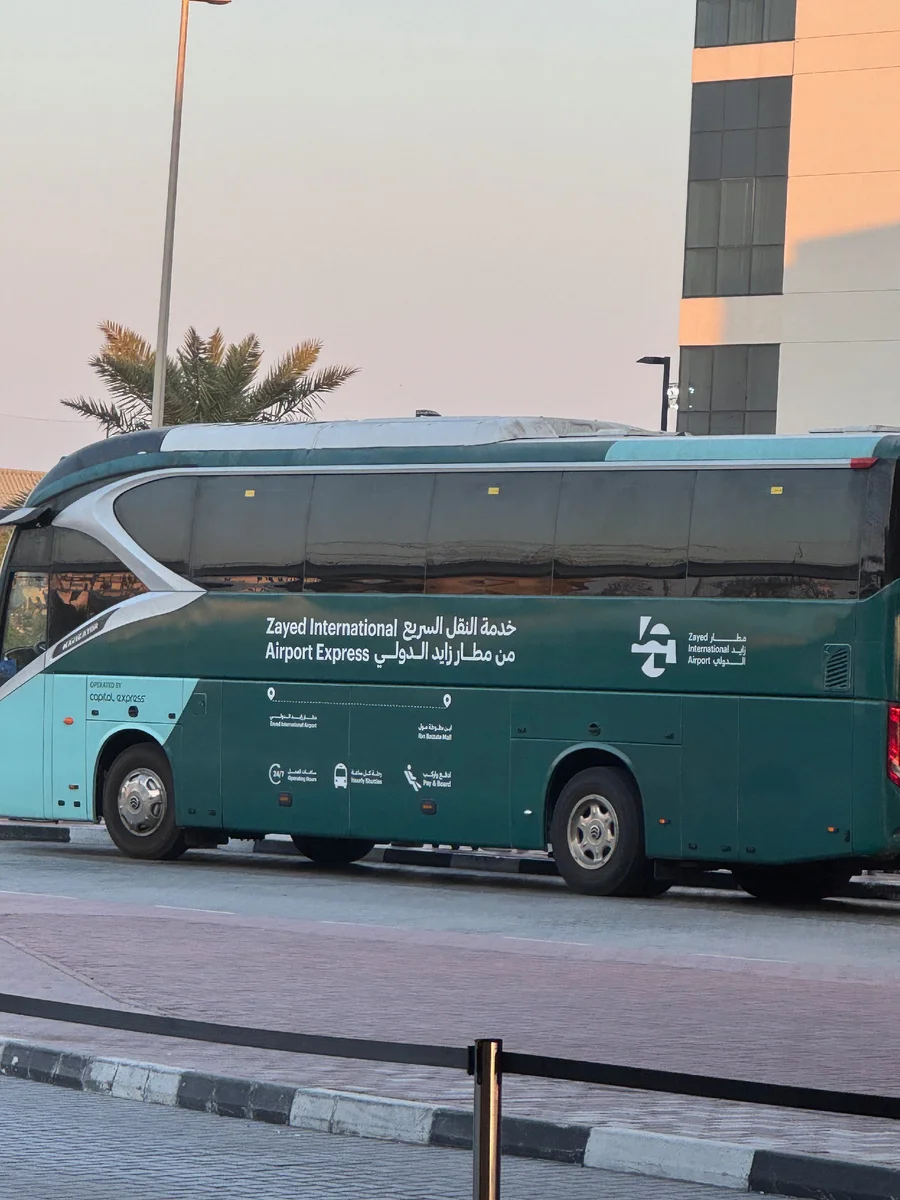 Зелёный автобус Zayed International Airport Express до Дубая