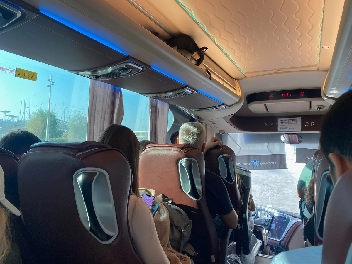 Салон автобуса Airport Express по маршруту Абу-Даби — Дубай